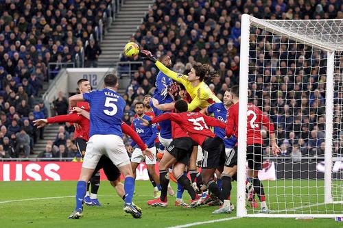 Senne Lammens, în acțiune contra lui Everton // foto: Guliver/gettyimages
