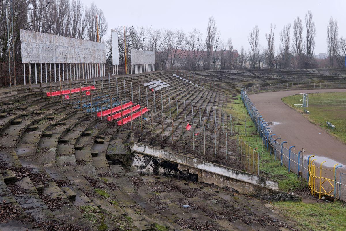 Stadionul din Brăila, printre ruine și vegetație: imagini dezarmante cu arena de 20.000 de locuri din România - februarie 2026