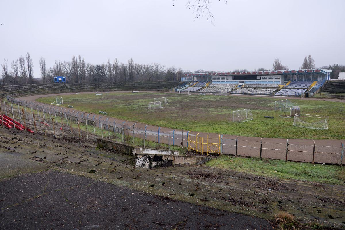 Stadionul din Brăila, printre ruine și vegetație: imagini dezarmante cu arena de 20.000 de locuri din România - februarie 2026