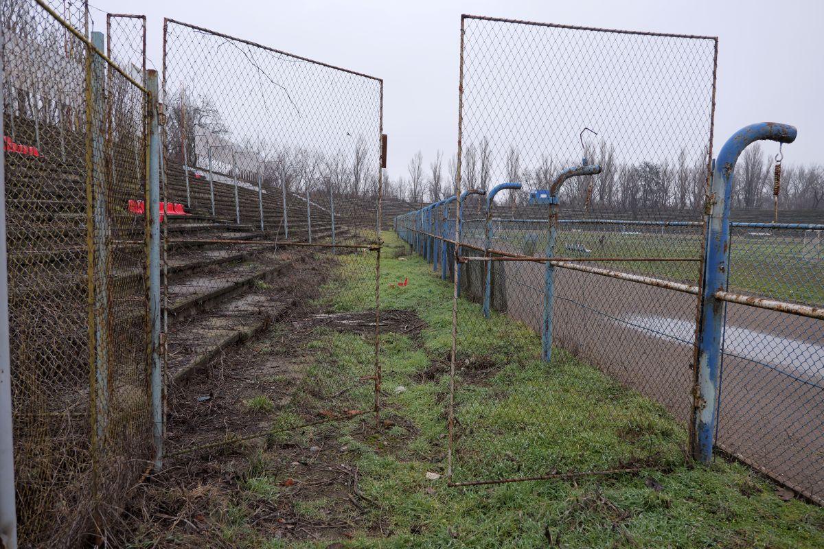 Stadionul din Brăila, printre ruine și vegetație: imagini dezarmante cu arena de 20.000 de locuri din România - februarie 2026