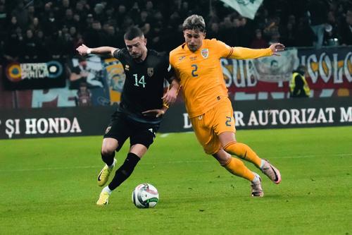 Valon Berisha (nr. 14), în duel cu Andrei Rațiu, în Liga Națiunilor / Foto/ Imago