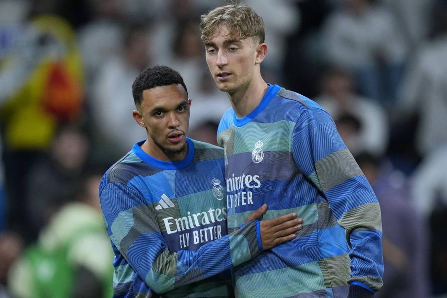 Dean Huijsen (dreapta), împreună cu Trent Alexander-Arnold / Foto: Imago Decizia lui Alexander-Arnold după ce Alvaro Arbeloa l-a trecut pe bancă » „I-a fost rușine pentru ce-a făcut!”