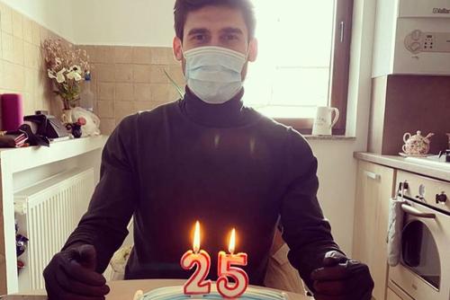 Robert Hodorogea a primit un tort inedit cu ocazia împlinirii a 25 de ani