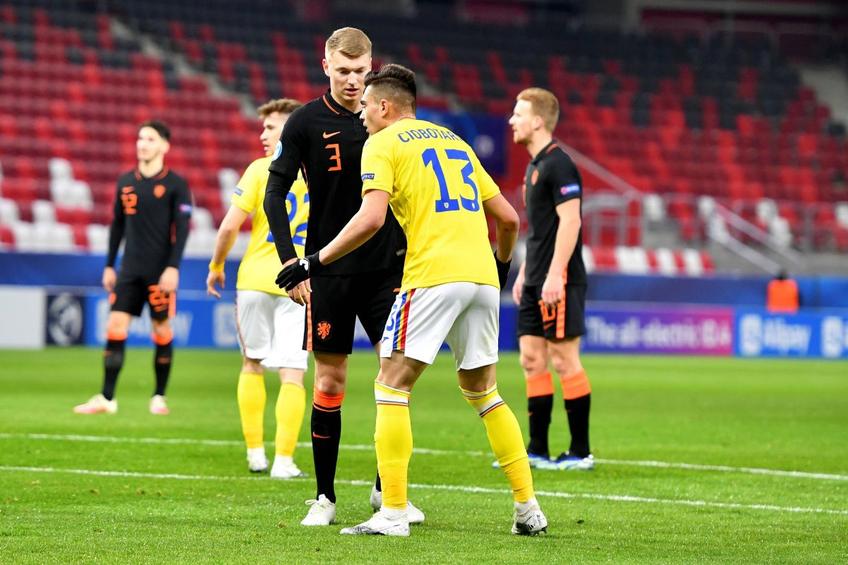 Denis Ciobotariu, în duel cu Perr Schuurs, autorul golului Olandei // foto: Imago
