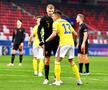 Denis Ciobotariu, în duel cu Perr Schuurs, autorul golului Olandei // foto: Imago
