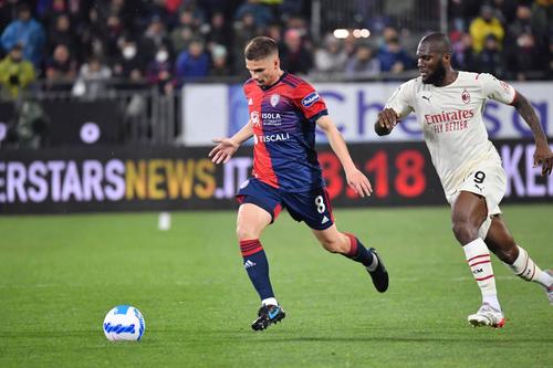 Răzvan Marin, în duel cu Frank Kessie
Foto: Imago