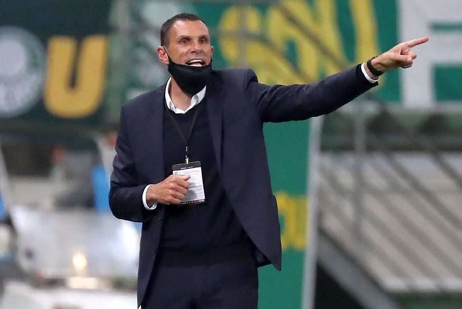 Gustavo Poyet / Sursă foto: Guliver/Getty Images A treia demitere în ultimele nouă luni? » Fostul mijlocaș al lui Spurs e favorit să-l antreneze pe Radu Drăgușin!