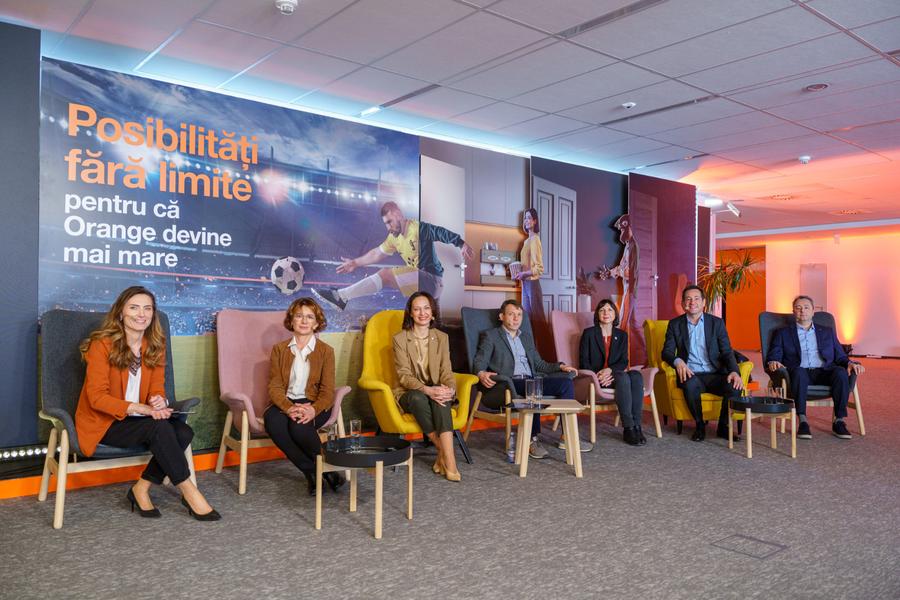 Imagine de la parafarea înțelegerii Mutare MAJORĂ pe piața de media: Orange a cumpărat canalele TelekomSport!