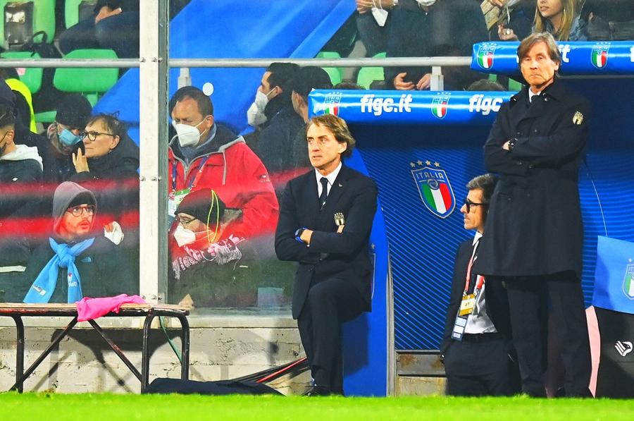 Italia va vedea de acasă al doilea Campionat Mondial la rând, după un șocant 0-1 cu Macedonia de Nord. Selecționerul Roberto Mancini (57 de ani) simte că echipa a fost lovită de un blestem. A refuzat să dea un verdict în privința viitorului său. Cursă în doi pentru postul de selecționer al Italiei » Cine a devenit noul favorit al Federației și ce avantaje are!