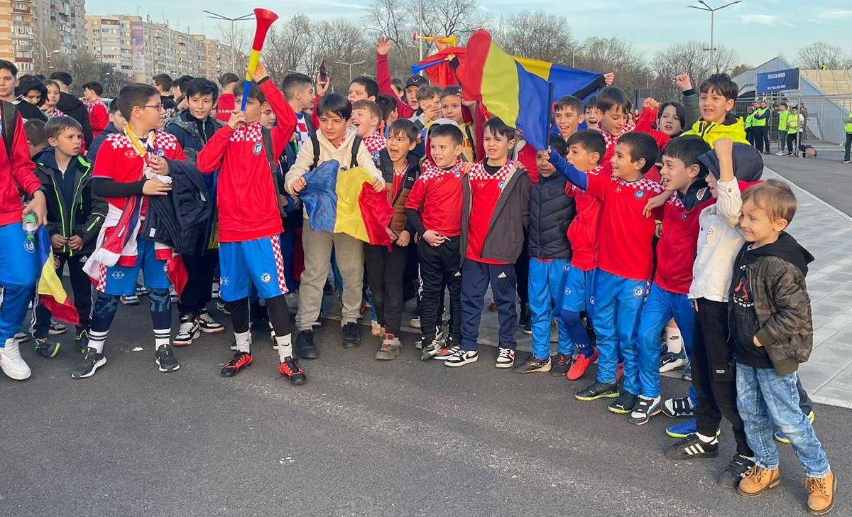 Copii veniți la stadion + poze din meciul România U21 - Portugalia U21