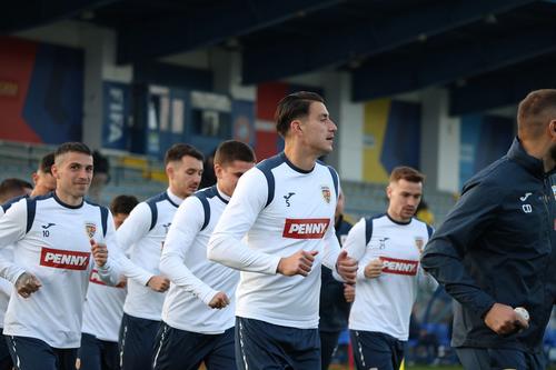 Raul Opruț (în stânga lui Nicolae Stanciu) a ieșit accidentat din antrenament, înaintea meciului cu Andorra