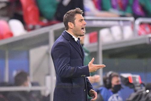 Gabriel Manu (41 de ani), antrenorul lui CS Tunari, visează să cucerească titlul cu Rapid.