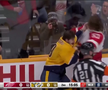 Filip Forsberg (Nashville Predators) și Moritz Seider (Detroit Red Wings) FOTO: captură video