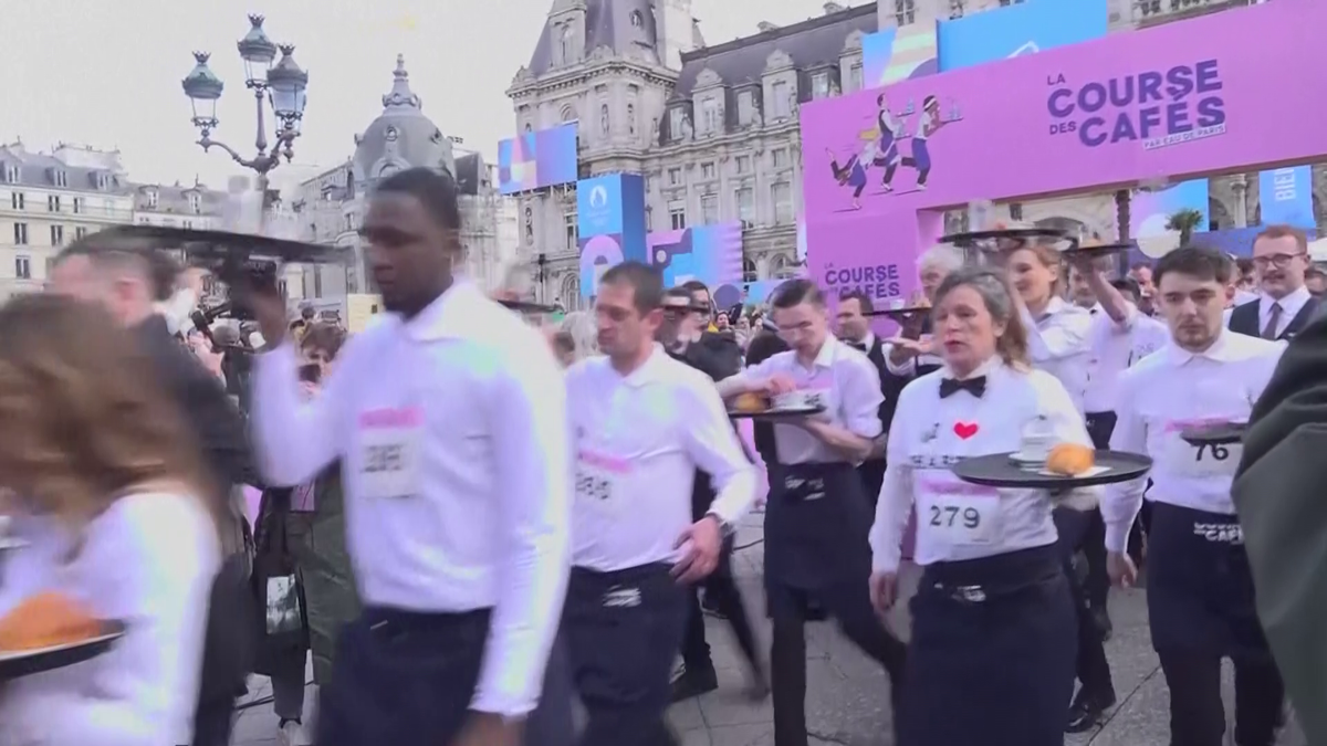 „Este o nebunie!”. Cursa ospătarilor a revenit la Paris după 13 ani » Doi kilometri de parcurs cu o tavă plină în mână