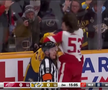 Filip Forsberg (Nashville Predators) și Moritz Seider (Detroit Red Wings) FOTO: captură video