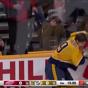 Filip Forsberg (Nashville Predators) și Moritz Seider (Detroit Red Wings) FOTO: captură video