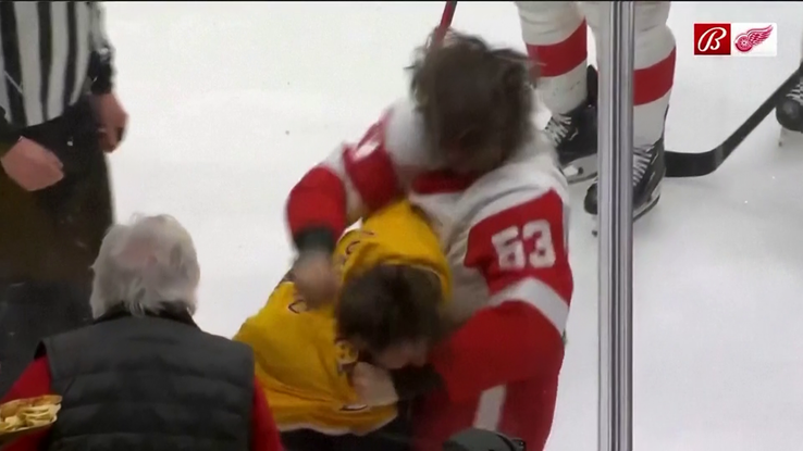 Filip Forsberg (Nashville Predators) și Moritz Seider (Detroit Red Wings) FOTO: captură video