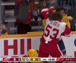 Filip Forsberg (Nashville Predators) și Moritz Seider (Detroit Red Wings) FOTO: captură video