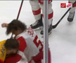 Filip Forsberg (Nashville Predators) și Moritz Seider (Detroit Red Wings) FOTO: captură video