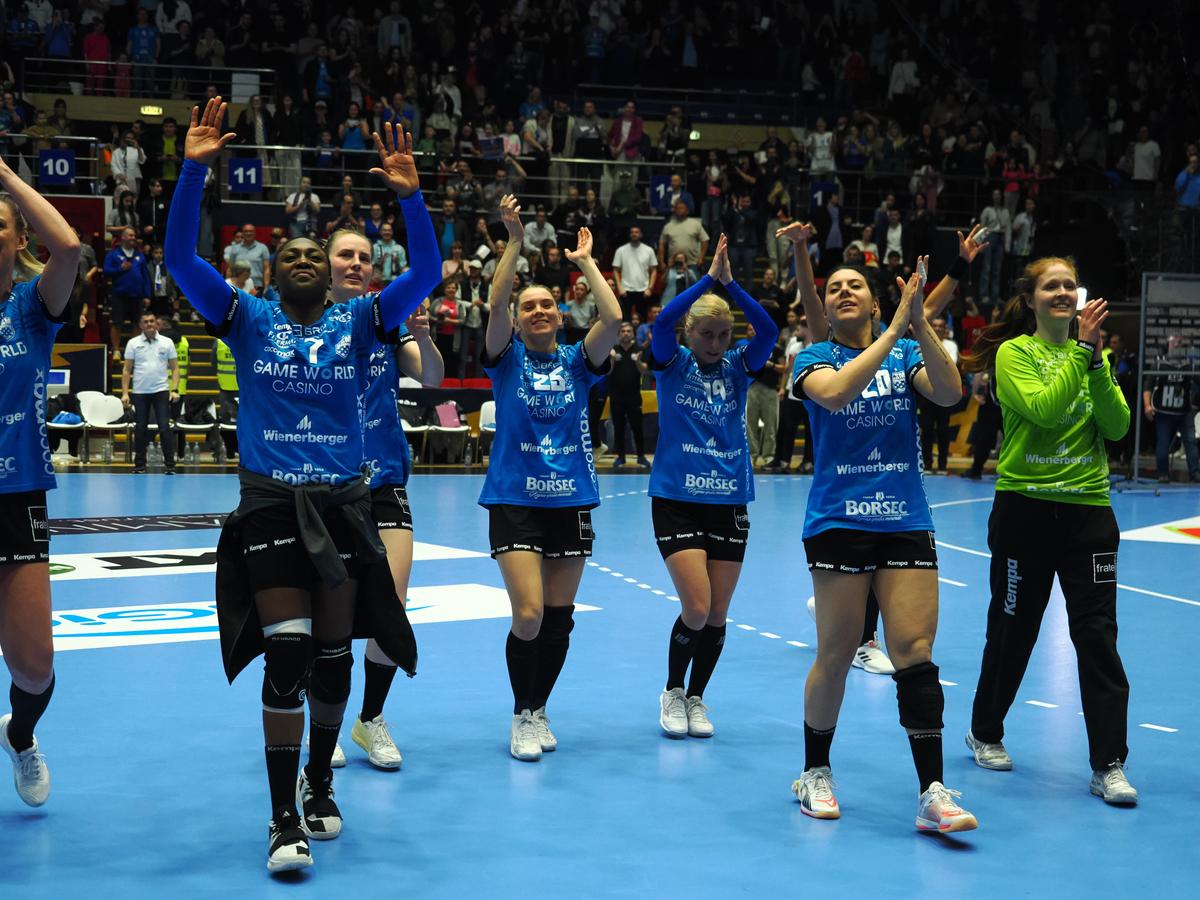 CSM București câștigă și returul cu Krim și se califică în „sferturile” Ligii Campionilor