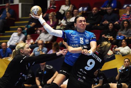 Cristina Neagu, în timpul meciului CSM București - Krim, din „optimile” Ligii Campionilor