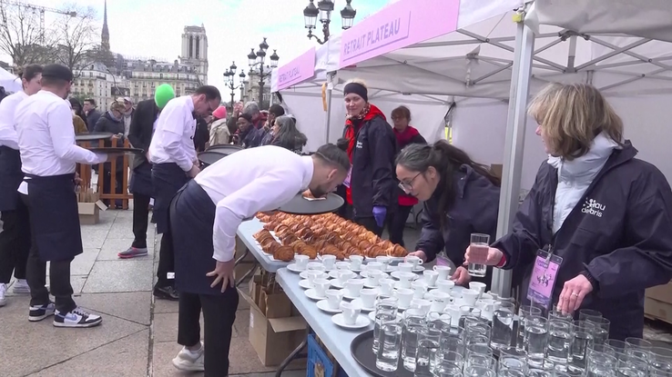 Cursa ospătarilor a revenit la Paris după 13 ani FOTO: 
Associated Press
