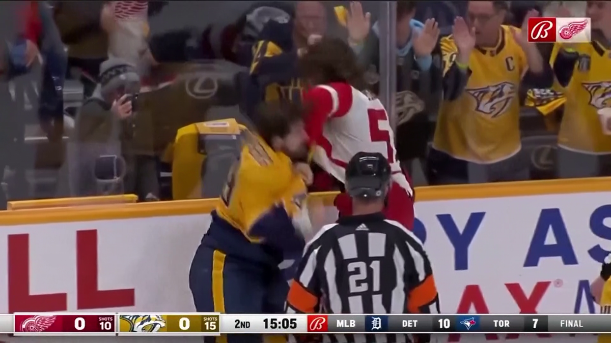 Bătaie pe gheață: Filip Forsberg (Nashville Predators) și Moritz Seider (Detroit Red Wings)