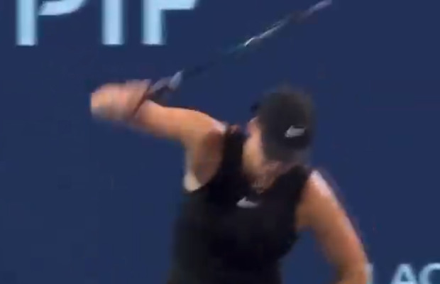 Aryna Sabalenka a dat de pământ cu racheta în mod repetat după ce a fost eliminată de Anhelina Kalinina, la Miami Open! Bielorusa și ucraineanca nu s-au salutat la final