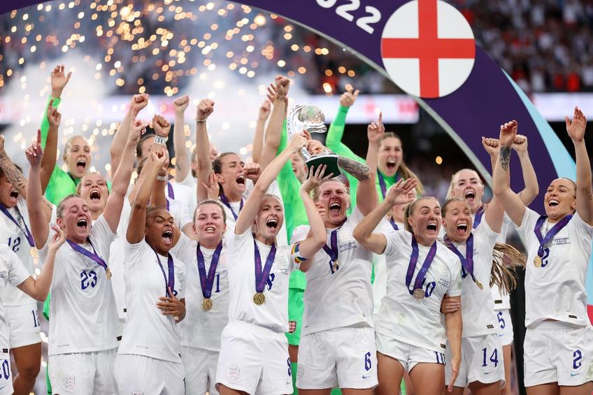 Echipa Angliei la Euro 2022, la decernarea trofeului / foto: Getty Images