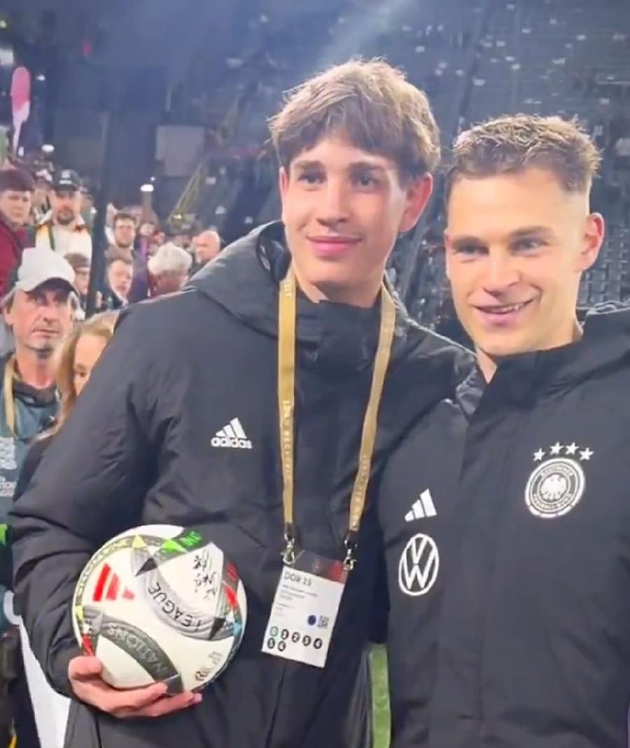 Noel și Kimmich s-au fotografiat împreună la final / Foto: Bild Nemții îl sărbătoresc pe copilul cu „assist-ul” pentru Kimmich: „A fost o nebunie!”