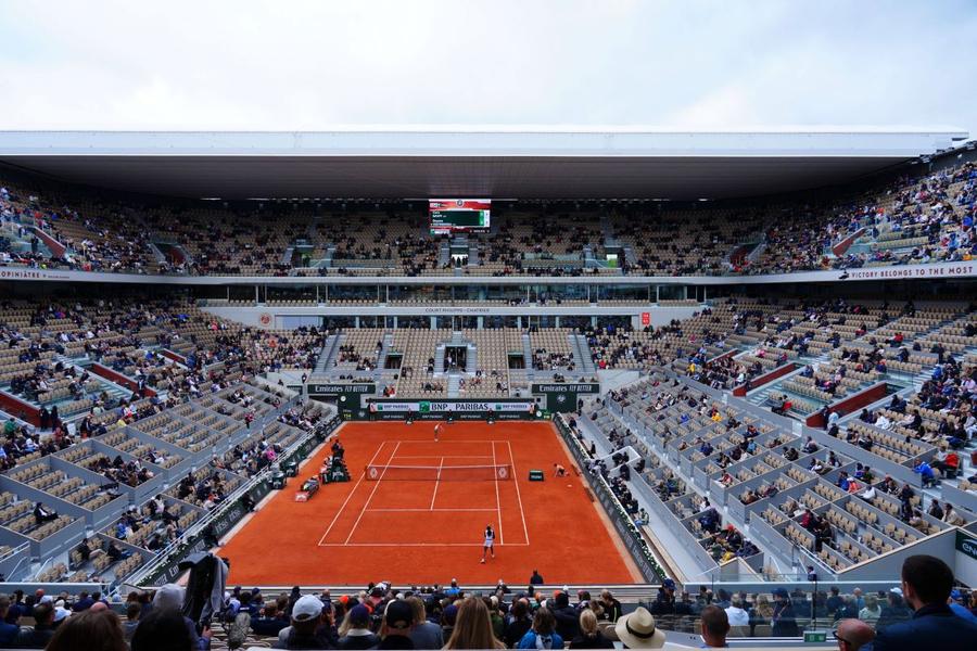 Arena Philippe Chatrier din complexul Roland Garros, al doilea turneu major al anului Foto: Imago Images Tenisul e într-un moment de cumpănă: 2,2 miliarde dolari venit anual, două propuneri de restructurare divergente și acționarea în judecată dinspre organizația patronată de Novak Djokovic. Și jucătorii?