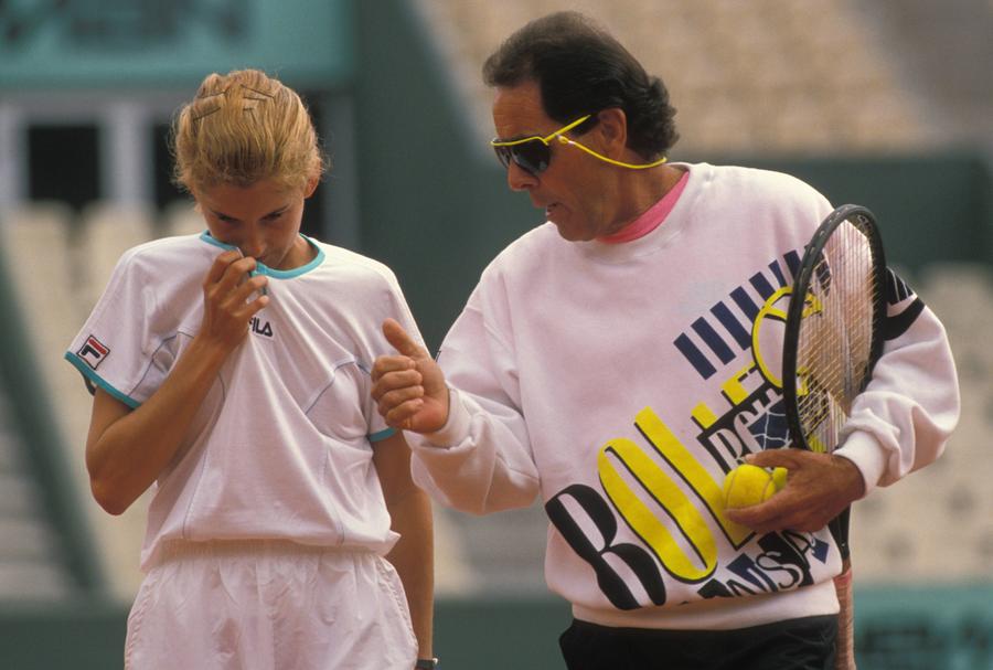 Monica Seleș și Bollettieri. FOTO: Imago A fost înjunghiată pe teren, a căzut în depresie, a căutat refugiu în „munți” de chipsuri » Povestea colosală a copilului-minune care a scris istorie în tenis: „Încet și trist m-am împăcat cu viața”