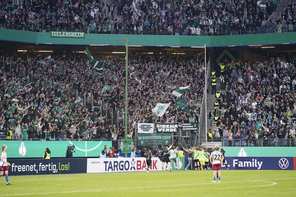 Record de spectatori în fotbalul feminin: 57.000 de fani la semifinala istorică Hamburg – Werder Bremen