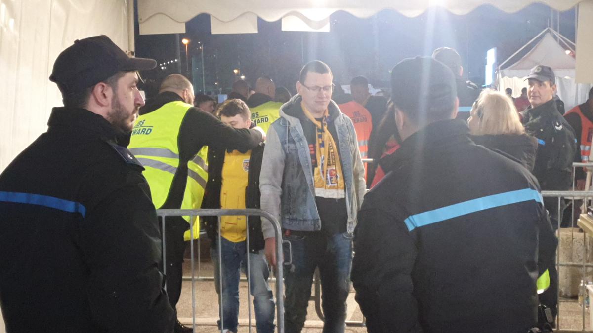 Cozi la porți înainte de San Marino - România / foto: Cristi Preda