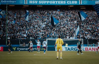 Record de spectatori în fotbalul feminin: 57.000 de fani la semifinala istorică Hamburg – Werder Bremen