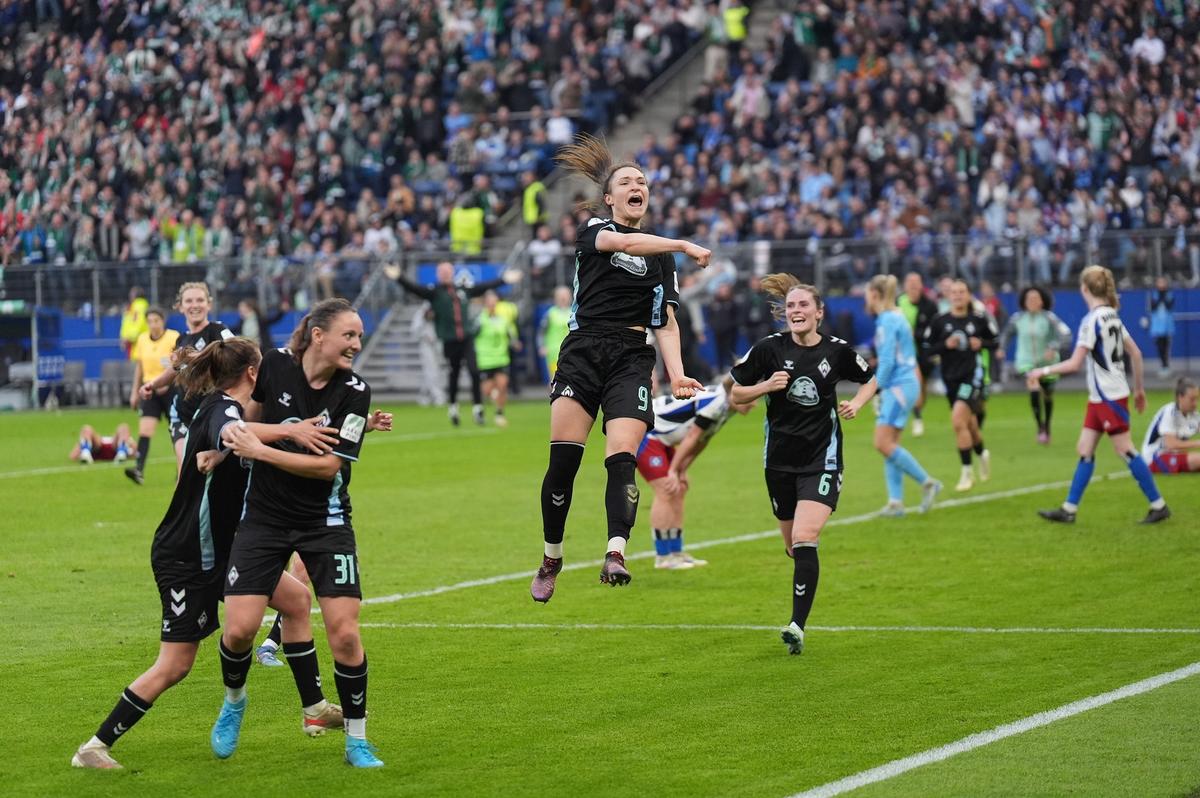 Record de spectatori în fotbalul feminin: 57.000 de fani la semifinala istorică Hamburg – Werder Bremen