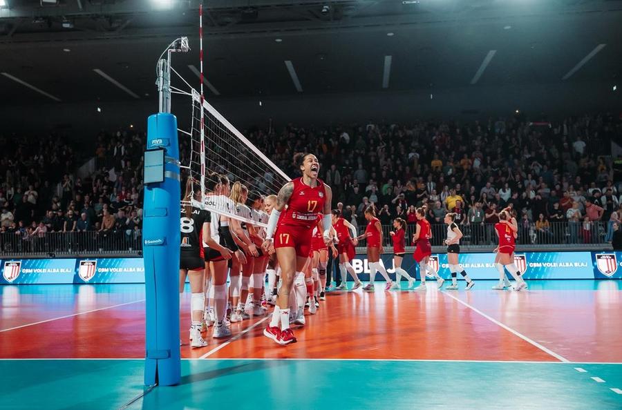 Jucătoarele de la Alba Blaj, salut la fileu cu adversarele Foto: CEV Volei Alba Blaj atacă a cincea finală europeană din palmares contra puternicei echipe italiene Igor Gorgonzola Novara