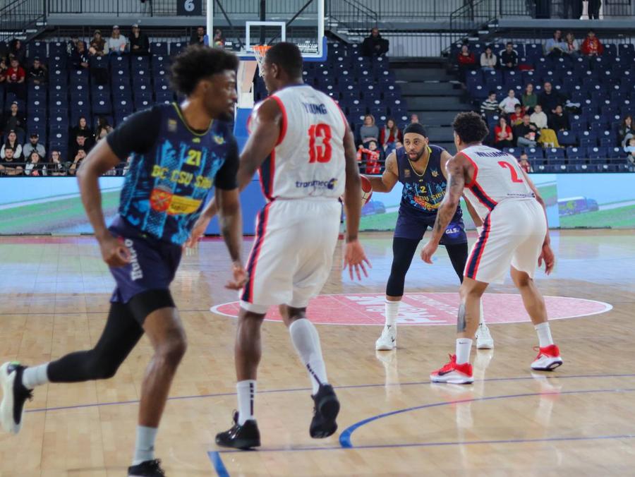 CSM Oradea vs. CSU Sibiu/Foto: bc-csusibiu.ro Fază uimitoare în Oradea Arena: CSU Sibiu mai face o victimă! » Liderul Ligii Naționale, a doua înfrângere în 5 zile