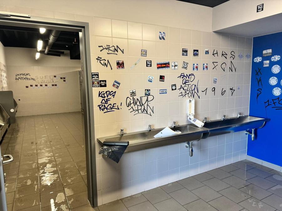 Fanii lui FC Magdeburg au distrus toatele noului stadion din Opole / Foto: Facebook Ultrașii lui FC Magdeburg au vandalizat un stadion nou-nouț în Polonia: „Au fost mai aproape de porcii din hale decât de oameni”