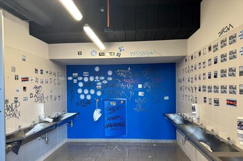 Ultrașii lui FC Madeburg au vandalizat toaleta noului stadion din Opole / Foto. Facebook