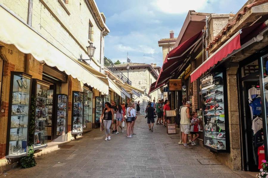 Pâinea la juma' de preț, taxiul dublu » Cum se trăiește în San Marino: prețuri peste România la restaurante, internet și chirii + 15 lucruri inedite despre microstatul fără armată