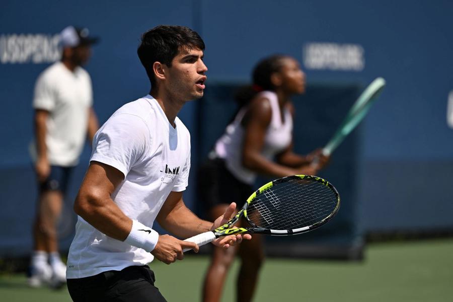 Carlos Alcaraz și Coco Gauff la antrenament în timpul US Open 2024 Foto: Imago Images Tenisul e într-un moment de cumpănă: 2,2 miliarde dolari venit anual, două propuneri de restructurare divergente și acționarea în judecată dinspre organizația patronată de Novak Djokovic. Și jucătorii?