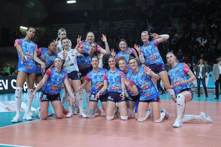 Voleibalistele de la Igor Gorgonzola Novara, bucuroase după victorie Foto: CEV Volei Alba Blaj atacă a cincea finală europeană din palmares contra puternicei echipe italiene Igor Gorgonzola Novara