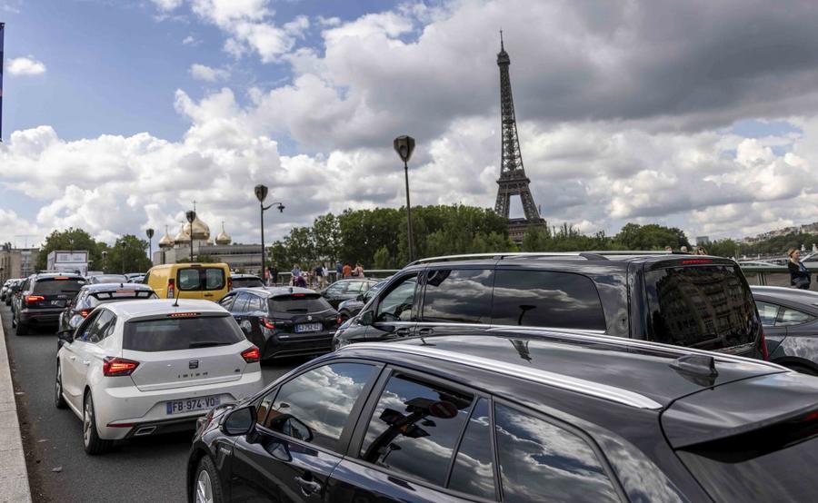 Exemplul Paris: 500 de străzi devin permanent pietonale, 10.000 de locuri de parcare dispar! În 20 de ani, s-a înjumătățit traficul auto. Cum stă, prin comparație, Bucureștiul
