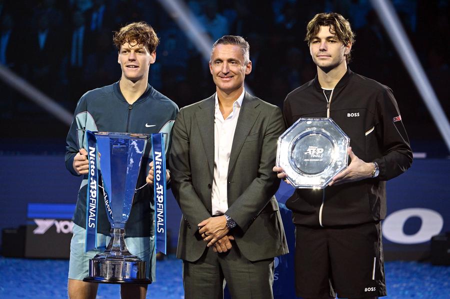 Președintele ATP, Andrea Gaudenzi, și finaliștii Turneului Campionilor 2024, Jannik Sinner și Taylor Fritz Foto: Imago Images Tenisul e într-un moment de cumpănă: 2,2 miliarde dolari venit anual, două propuneri de restructurare divergente și acționarea în judecată dinspre organizația patronată de Novak Djokovic. Și jucătorii?
