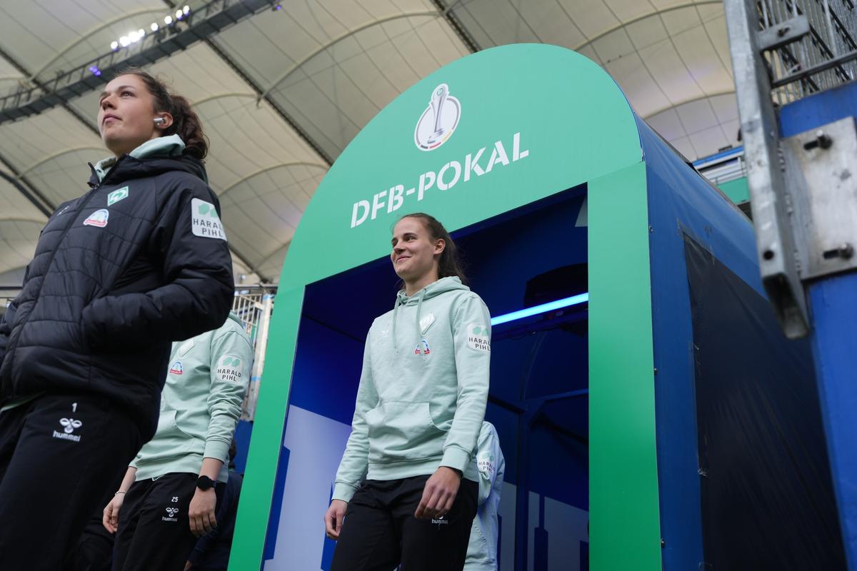 Record de spectatori în fotbalul feminin: 57.000 de fani la semifinala istorică Hamburg – Werder Bremen