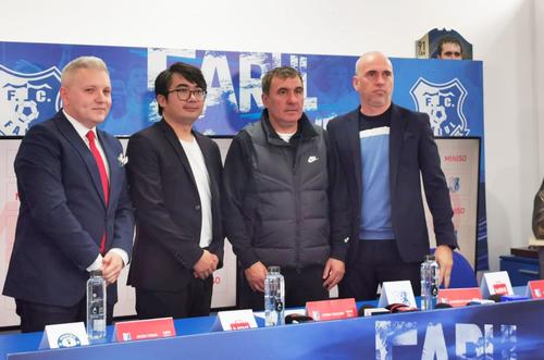Lider la sponsorizări în Superligă, Farul Constanța a bătut palma cu un nou partener. Colaborarea cu retailerul chinez Miniso a fost anunțată în cadrul unei conferințe de presă la care au participat Gică Hagi și CEO firmei asiatice, Liang Tailong.
