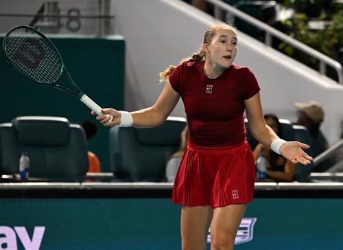 Mirra Andreeva, nervoasă în meciul cu Anisimova / FOTO: Imago