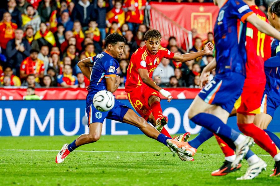Lamine Yamal înscrie golul de 3-2 împotriva Olandei / Foto: Imago Continuă atacul lui Van der Vaart: „Nu ești nostim dacă te crezi Dumnezeu! Lumea nu se învârte în jurul tău”