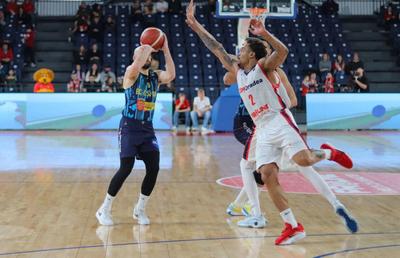 Fază uimitoare în Oradea Arena: CSU Sibiu mai face o victimă! » Liderul Ligii Naționale, a doua înfrângere în 5 zile